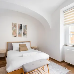 george-apartment.praguehotelsweb.com/